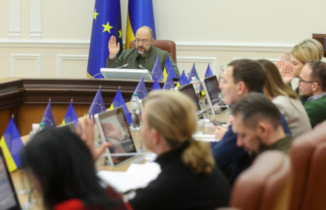 Кабмін передав на приватизацію майже 900 підприємств