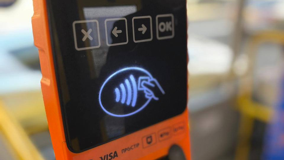 В Киеве на всех автобусных маршрутах можно рассчитаться банковской картой или гаджетом с NFC