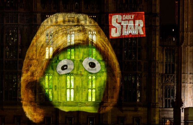 На здание парламента Великобритании спроецировали фото «победившего» Лиз Трасс салата