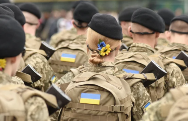 Зеленский подписал закон о добровольном порядке взятия женщин на военный учет