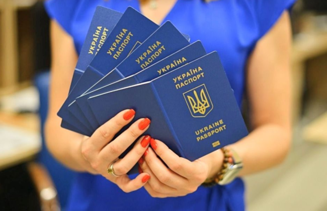 Срок действия загранпаспорта можно продлить на 5 лет: Кабмин внес изменения