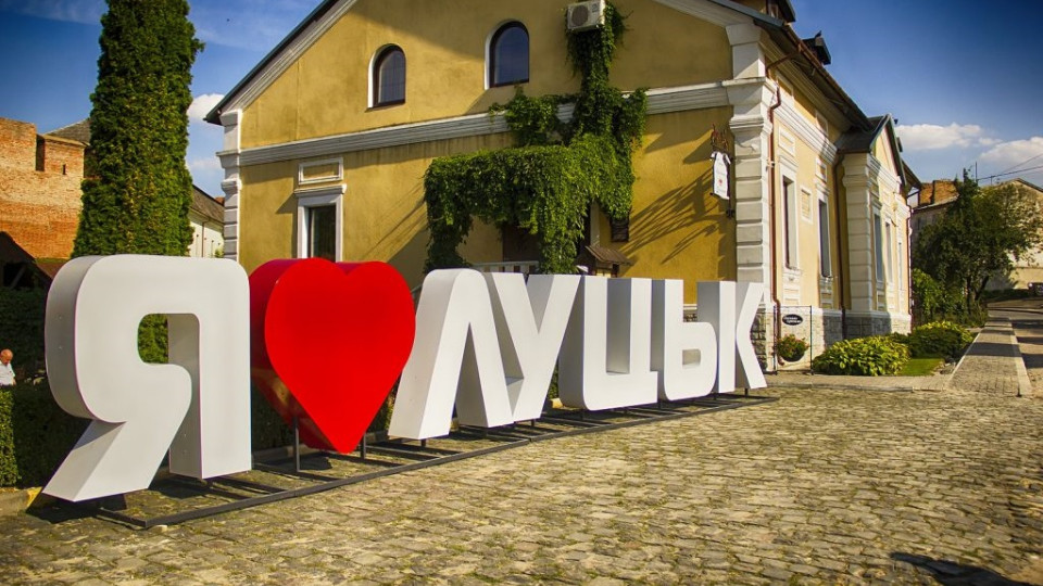 В Луцке ударной волной поврежден частный дом: один человек получил ожоги