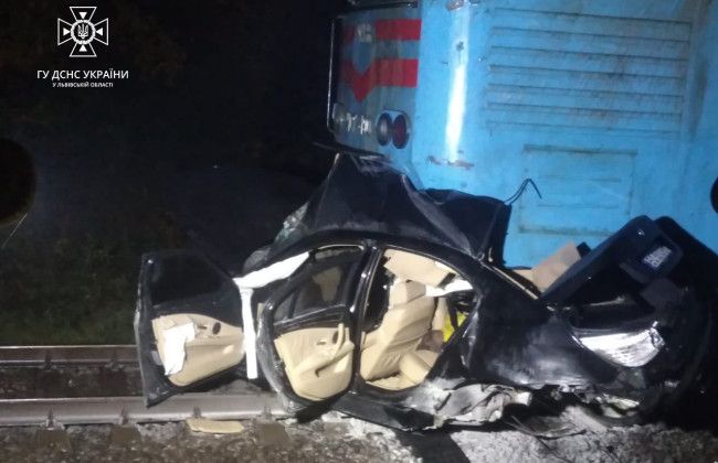 На железнодорожном переезде возле Львова поезд протаранил авто: есть жертвы