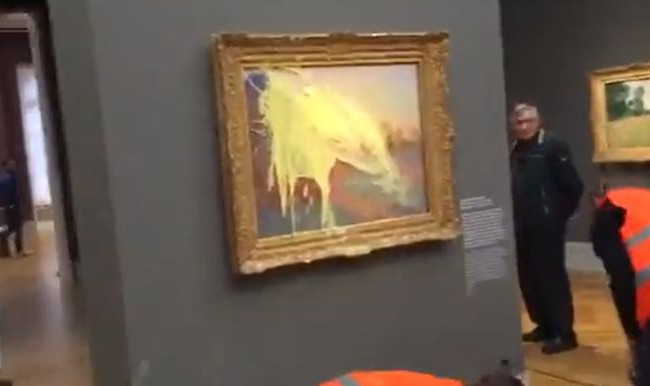 Экоактивисты облили картофельным пюре картину Клода Моне, видео