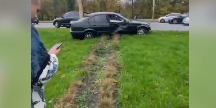 У Києві водій BMW на смерть збив комунальника, який стояв на зеленій зоні: відео