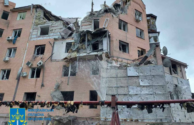 Россияне обстреляли ракетами Николаев: одна из них попала в дом, фото