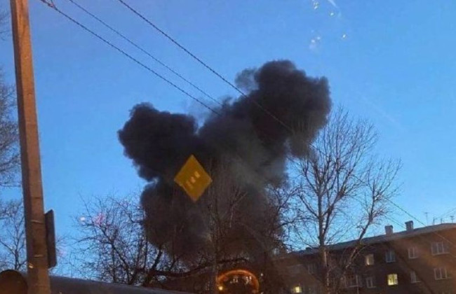 У Росії військовий літак знову впав на житловий будинок, відео