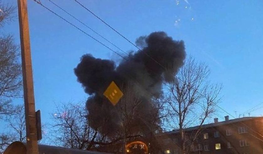 В России военный самолет снова упал на жилой дом, видео