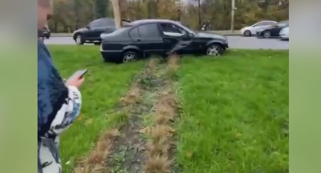 В Киеве водитель BMW насмерть сбил коммунальщика, стоявшего на зеленой зоне: видео