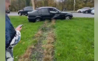 У Києві водій BMW на смерть збив комунальника, який стояв на зеленій зоні: відео