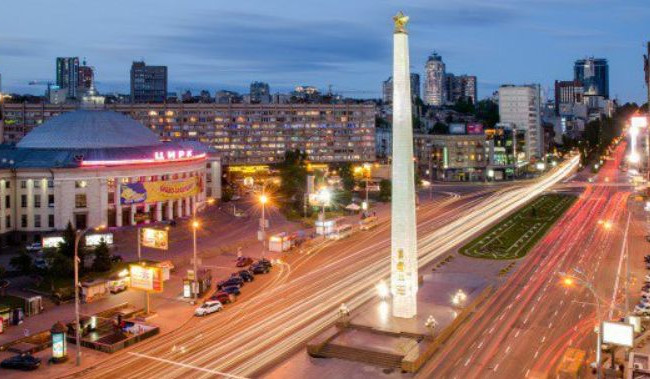 Киевляне требуют вернуть историческое название площади Победы и снести обелиск