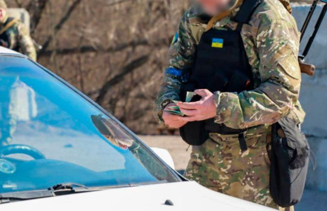 Воєнком пояснив, чи законно роздавати повістки в магазинах та на блокпостах