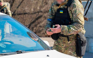 Воєнком пояснив, чи законно роздавати повістки в магазинах та на блокпостах