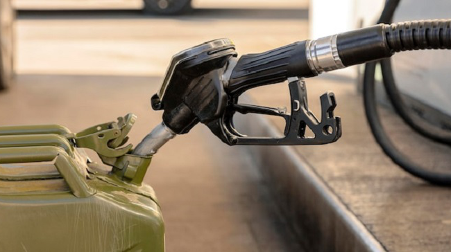 Продаж неіснуючого пального підприємствам: двох осіб підозрюють у заволодінні чужим майном на понад 2 млн грн