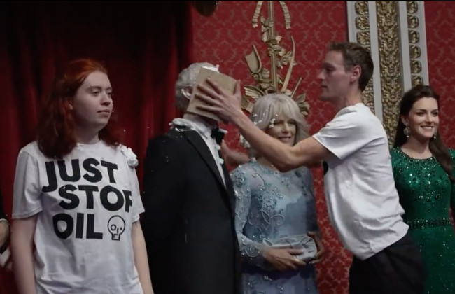 Эко-активисты бросили торт в лицо восковой статуе Чарльза ІІІ в музее мадам Тюссо, видео