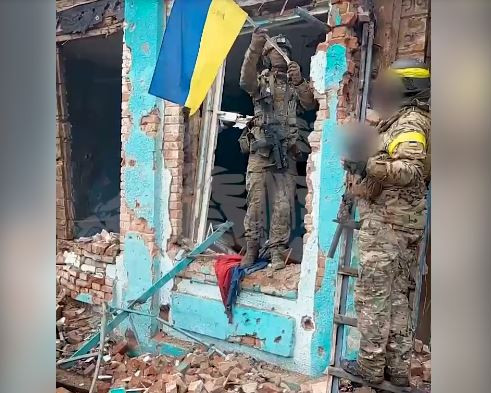 Украинские военные установили флаг в Невском в Луганской области