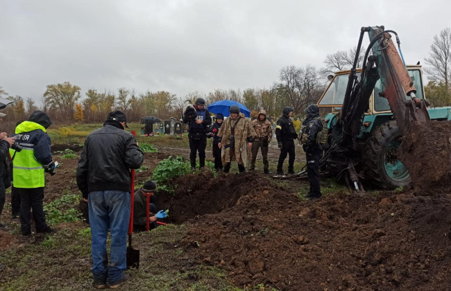 На Харківщині знайшли масове поховання українських захисників