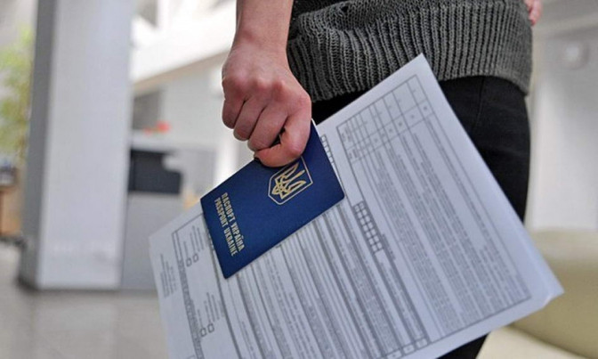 Українців звільнили від оплати послуг із працевлаштування за кордоном: що відомо
