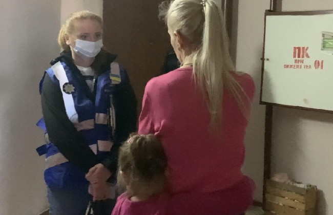 В Киеве 5-летнюю девочку держали в ужасных условиях под замком с 10 собаками