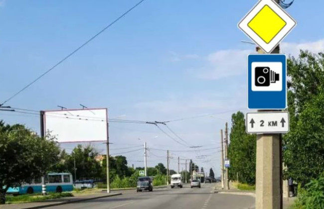 Суд отменил штраф водителю, поскольку автофиксация превышения скорости не имеет смысла без привязки к месту нарушения и без предупреждающего знака