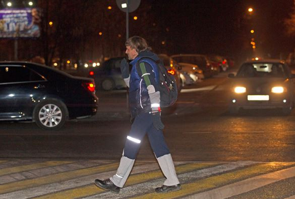 Киян закликали бути уважними на дорогах у темний час доби: водіїв – дотримуватися ПДР, а пішоходів – носити флікери