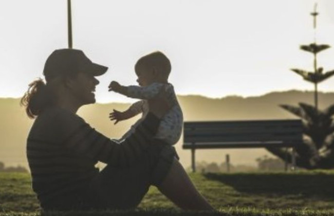 Зачисляется ли к стажу женщинам время ухода за малолетним ребенком: разъяснение ПФУ