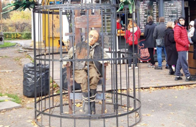 В Киеве готовятся к Хэллоуину: среди декораций – клетка с Путиным, фото