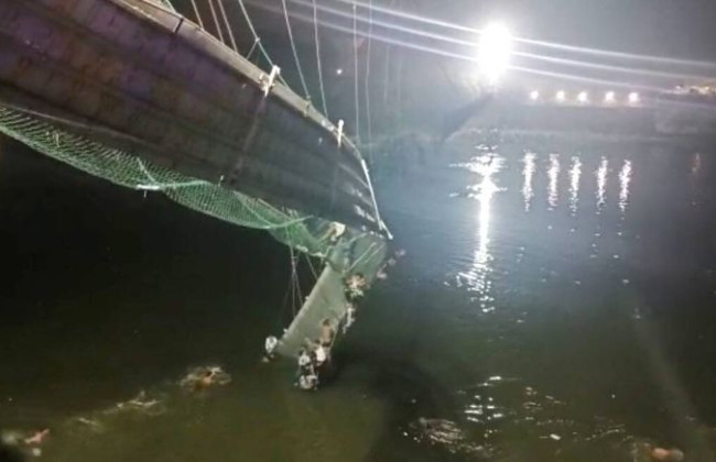 В Індії обірвався міст, на якому було 500 людей: багато загиблих