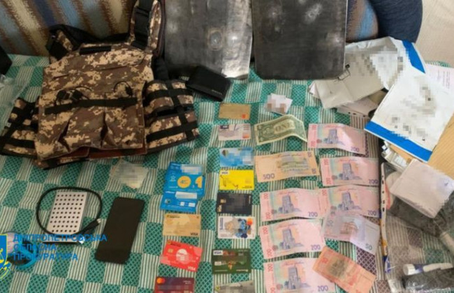 Шахрай, який продавав неіснуючі бронежилети, постане перед судом