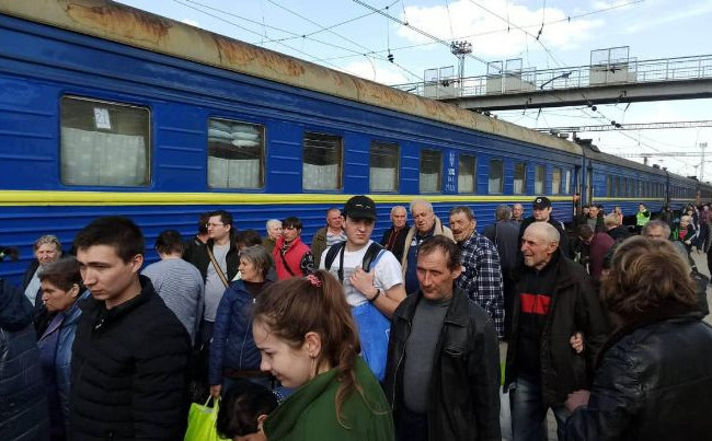 Кабмин выделил деньги украинцам, эвакуируемым из опасных регионов