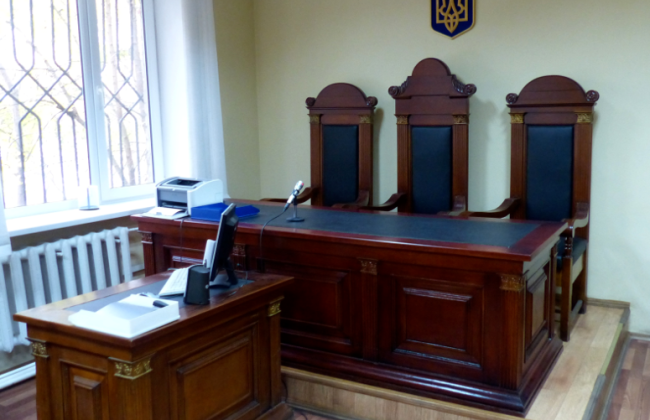 На посади секретарів судового засідання пропонують призначати працівників без вищої юридичної освіти