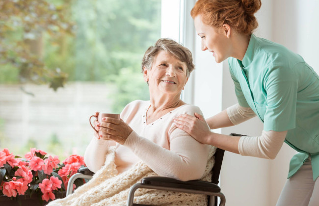 Оформлення догляду за особою з інвалідністю або людиною похилого віку: хто має право та які документи потрібні