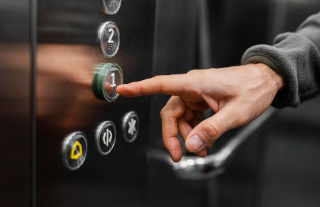 КГГА просит киевлян не пользоваться лифтами за 30-40 минут до начала отключений света