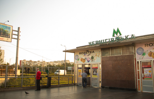 В Киеве возле метро Черниговская раздался взрыв: что известно