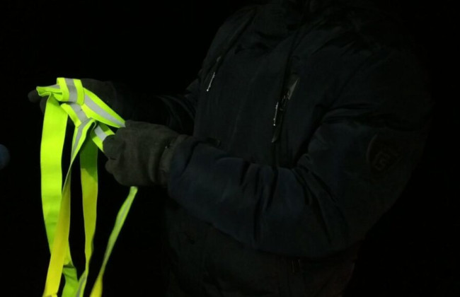 Як носити одяг із світловідбивними елементами, щоб бути помітними на дорозі в темну добу пори