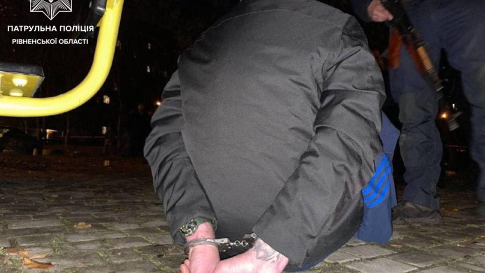 В Ровно неизвестный мужчина бросил боеприпас на детской площадке, среди пострадавших ребенок и полицейский
