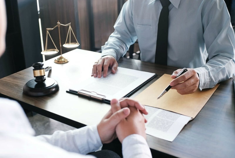 Рада приняла закон, который усложнит работу адвокатов и юридических фирм с клиентами, связанными с РФ