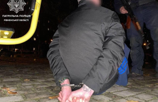 В Ровно неизвестный мужчина бросил боеприпас на детской площадке, среди пострадавших ребенок и полицейский