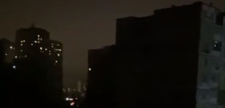 Погружение во тьму: момент отключения света в Киеве попал на видео