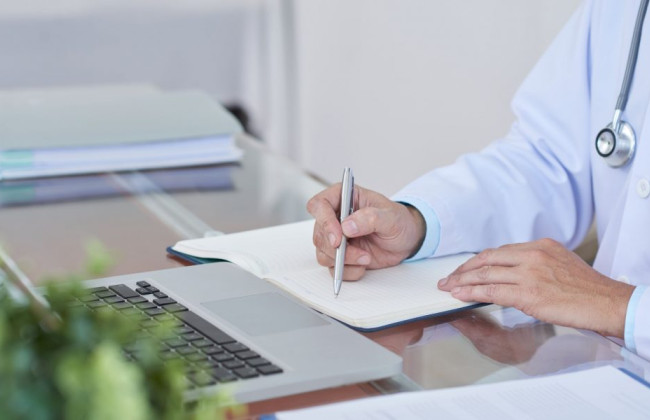 На період воєнного стану пенсії особам з інвалідністю виплачуватимуть без повторного огляду МСЕК: Зеленський підписав закон