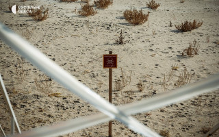 В Одесі люди ловлять рибу та купаються в морі, попри міни і холод: фото