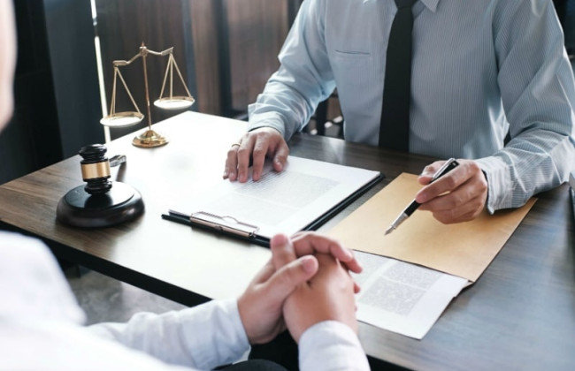 Рада приняла закон, который усложнит работу адвокатов и юридических фирм с клиентами, связанными с РФ