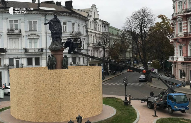 В Одессе скандальный памятник Екатерине II загородили и замотали в черный пакет