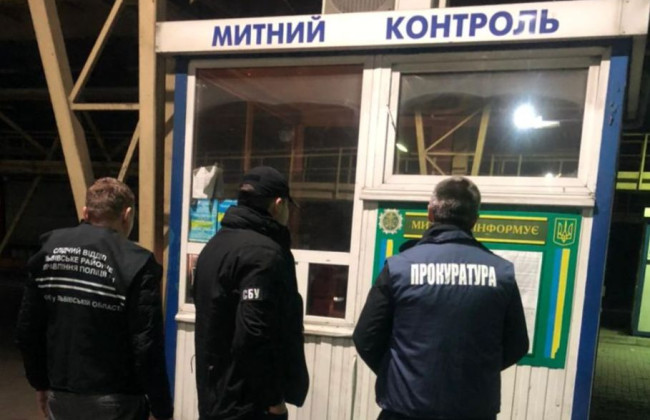 Організував митник: викрито канал контрабанди автозапчастин