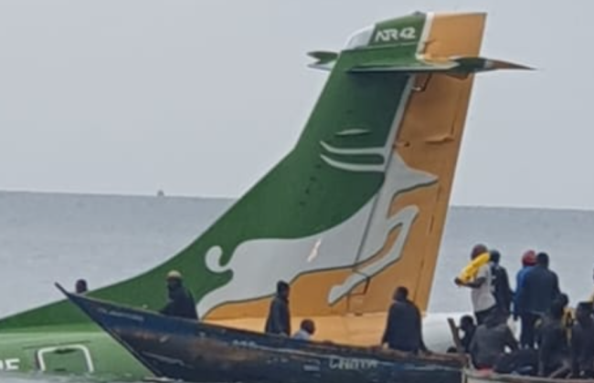 В Танзании пассажирский самолет с 53 людьми на борту упал в озеро Виктория: видео
