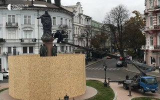 В Одесі скандальний пам'ятник Катерині II огородили та замотали в чорний пакет