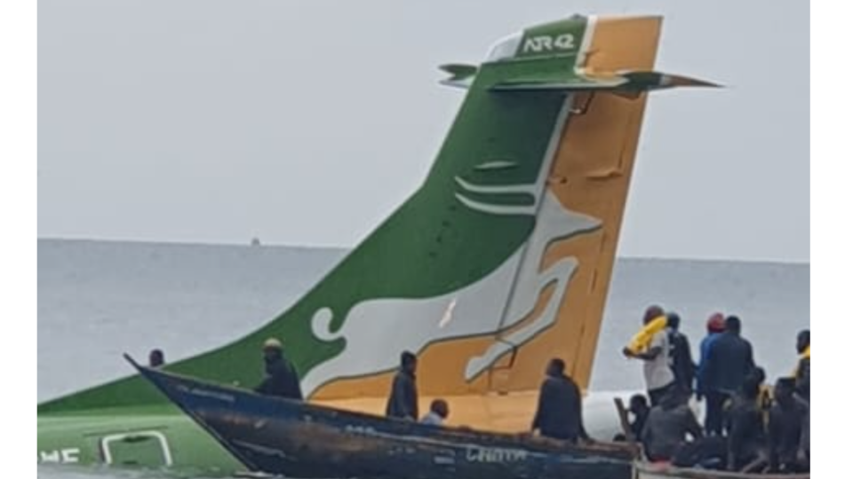 В Танзании пассажирский самолет с 53 людьми на борту упал в озеро Виктория: видео