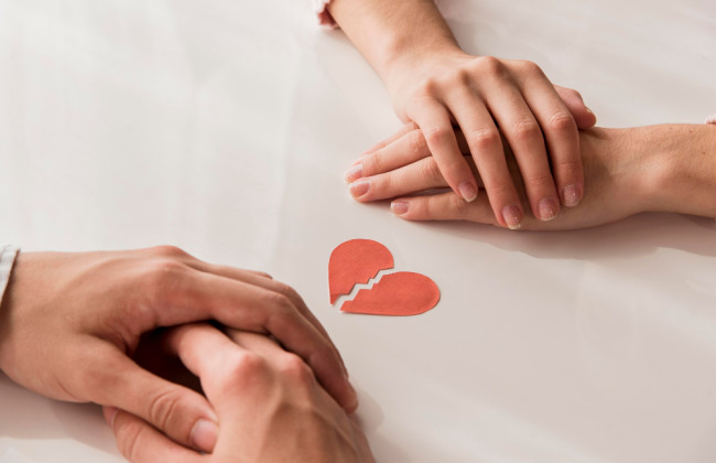 У якому випадку шлюб припиняється шляхом його розірвання через органи ДРАЦС або в судовому порядку: роз'яснення