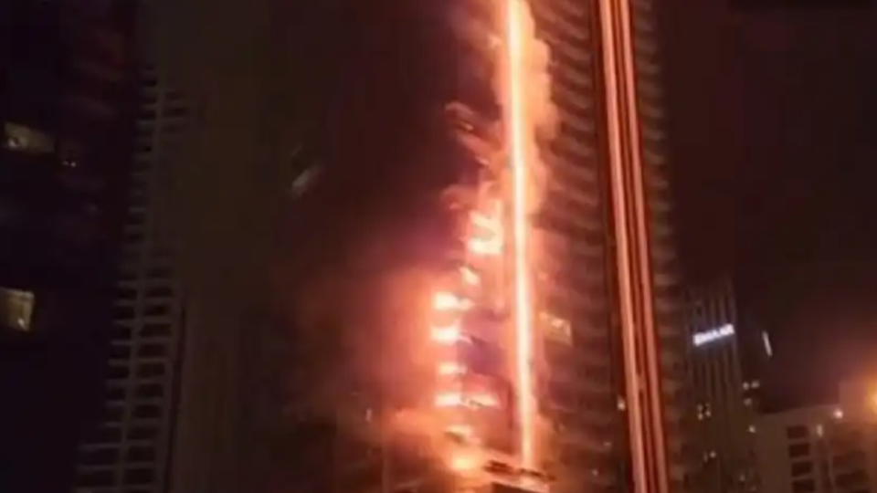 В Дубае вспыхнул мощный пожар: загорелся 35-этажный небоскреб вблизи Бурдж-Халифа, видео
