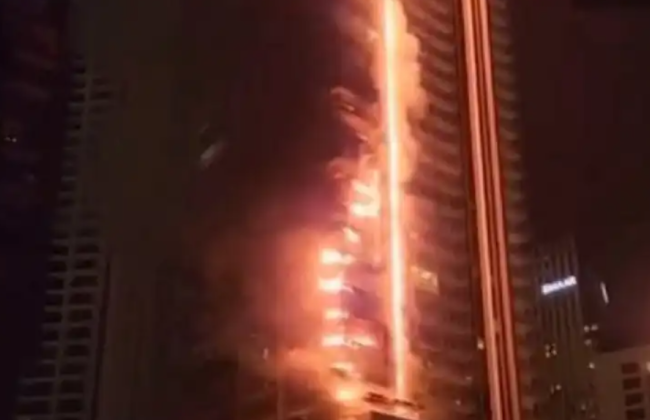 В Дубае вспыхнул мощный пожар: загорелся 35-этажный небоскреб вблизи Бурдж-Халифа, видео